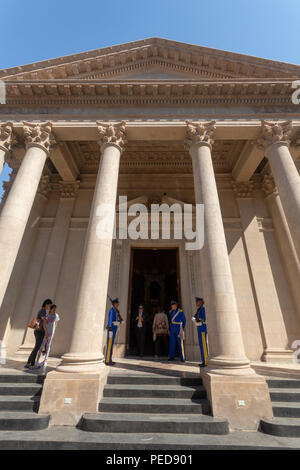 Pantheon Nazionale degli eroi e Oratorio della Vergine Nostra Signora Santa Maria di La Asuncion. Le persone sono considerate al di fuori dell'edificio riabilitato Foto Stock