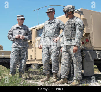 Iowa l esercito nazionale Guard Brig. Gen. Steve Altman, vice comandante generale, e il tenente Col. Jeff Erickson, Joint Visitors Bureau officer in carica, parlare con 1Lt. Steven Ledvina, battaglione mortaio Leader plotone, sede e Sede Società, 1° Battaglione, 133fanteria, da Bettendorf, Iowa, circa un mortaio sparare missione di formazione in corrispondenza del giunto Readiness Training Center (JRTC) Fort Polk, La., e il agosto 6. Il corso di oggi è su come cercare il nemico diretto e colpi di mortaio sul bersaglio. (Iowa Guardia Nazionale foto di Sgt. Renee Seruntine) Foto Stock