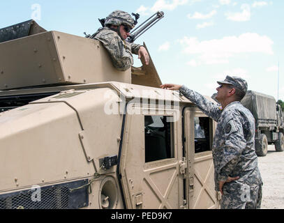 Iowa l esercito nazionale Guard Brig. Gen. Steve Altman, vice comandante generale, colloqui con PFC. Casey Walters, gunner con società D, 1° Battaglione, 133fanteria, da Waterloo, Iowa, circa la sua esperienza di formazione in corrispondenza del giunto Readiness Training Center a Fort Polk, La. (Iowa Guardia Nazionale foto di Sgt. Renee Seruntine) Foto Stock