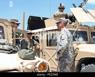 Iowa l esercito nazionale Guard Brig. Gen. Steve Altman, vice comandante generale, discute le possibilità di promozione con Pvt. Blaize Noard, società D, 1° Battaglione, 133fanteria, da Iowa City, Iowa, in corrispondenza del giunto Readiness Training Center a Fort Polk, La. due ha parlato anche la fanteria esercizi di addestramento di prendere posto e di come essi strettamente simulare un vero affare. (Iowa Guardia Nazionale Foto di Sgt. Renee Seruntine) Foto Stock