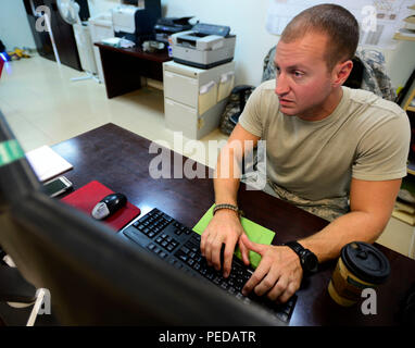 Stati Uniti Air Force Staff Sgt. Kristopher Sosebee, 386 Expeditionary Operations Support Squadron vice airfield manager, gli aggiornamenti di un foglio di lavoro durante il funzionamento inerenti a risolvere in una località segreta in Asia sud-ovest, e il Agosto 4, 2015. A stare sempre un passo avanti della Da'esh, airfield management procura, mantiene e produce informazioni relative al funzionamento sicuro degli aeromobili sull'aerodromo e attraverso la nazionale e spazio aereo internazionale. (U.S. Air Force foto di Senior Airman Racheal E. Watson/rilasciato) Foto Stock