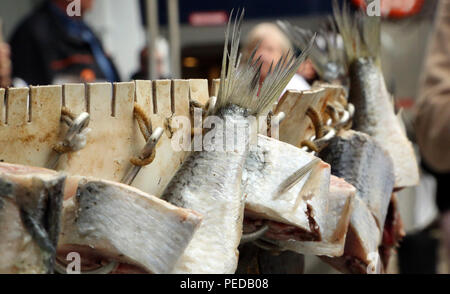 Tagliare esca essendo preparato per la pesca Foto Stock