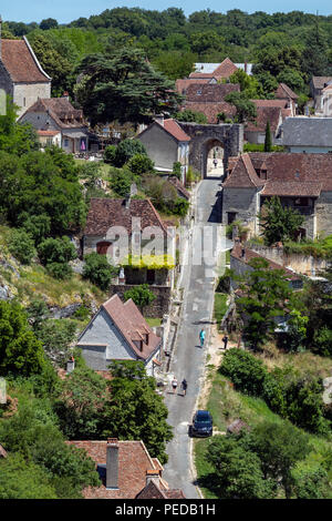 Strada ripida di Rocamadour nel sacco dipartimento nella parte sud-ovest della Francia. Rocamadour ha attratto visitatori per la sua impostazione in una gola al di sopra di un tributario Foto Stock