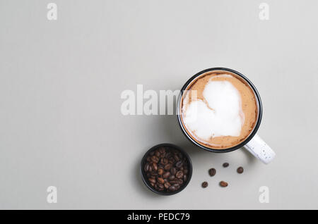 Tazza di caffè con la schiuma a forma di cuore, Tazza da caffè, amore accogliente concetto Foto Stock