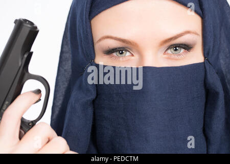 Ragazza in un velo con una pistola Foto Stock