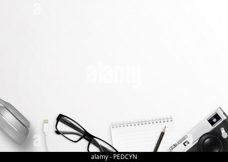 Accessori per ufficio su banco inferiore. Spazio libero sulla parte superiore per il testo. Piatto scena laici. Scrivania da ufficio composizione. Foto Stock
