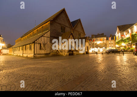 Città di Honfleur, Francia. Pittoresca vista notturna di Place Sainte-Catherine di Honfleur, con la Chiesa di Santa Caterina sullo sfondo. Foto Stock