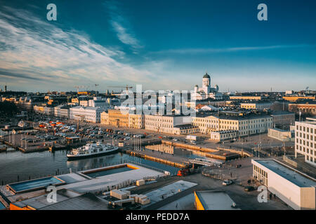 Helsinki, Finlandia. Vista superiore della Piazza del Mercato, Street con il palazzo presidenziale e la Cattedrale di Helsinki. Foto Stock