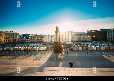 Helsinki, Finlandia. Vista aerea del Natale Mercatini di Natale con albero di Natale sulla Piazza del Senato nella soleggiata giornata invernale. Foto Stock