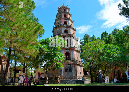 Turm der Freude und Anmut, Thap Phuoc Duyen, Thien-Mu-Pagode, tonalità, Vietnam Foto Stock