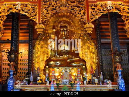 Buddha Phap Haupthalle Chu, Tempel, Chua Bai Dinh, Vietnam Foto Stock