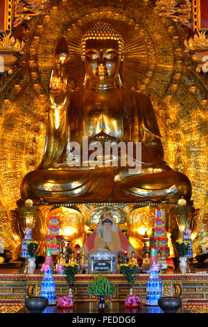 Buddha Phap Haupthalle Chu, Tempel, Chua Bai Dinh, Vietnam Foto Stock