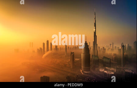 Misty tramonto a Dubai Foto Stock