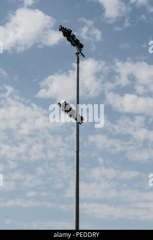 Un alto post toped in washer nei pressi di un campo sportivo Foto Stock