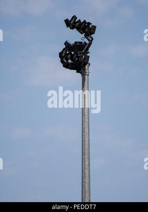 Un alto post toped in washer nei pressi di un campo sportivo Foto Stock