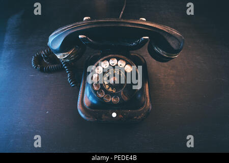 Vintage nero telefono fisso, vecchio e stagionato. Rotto il concetto di comunicazione. Foto Stock