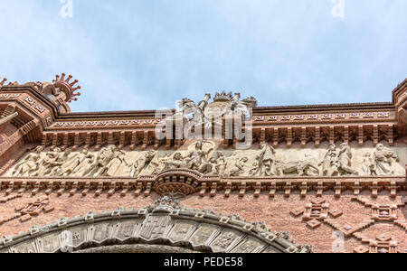 Fregio intitolato Recompensa ("ricompensa") sull'Arc de Triomf (arco trionfale) a Barcellona, Spagna. Foto Stock