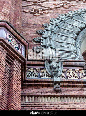 Pipistrelli di pietra su colonne di mattoni rossi Arc de Triomf (arco trionfale in stile Neo-Mudejar in Barcellona, Spagna Foto Stock