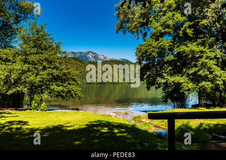 Il lago e le montagne a Levico Terme, Trentino, Italia Foto Stock