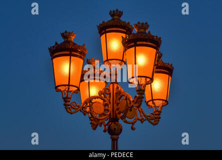 Primo piano di una decorazione a lanterna elettrica sulla strada Foto Stock