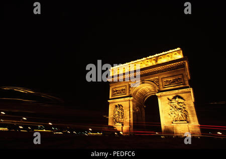 Parigi Francia. L'Arc de Triomphe e Champs-Élysées-Champs Elysees a notte. 2000 Il cerimoniale arch sorge nella parte superiore dei Campi Elisi a Parigi, è stato commissionato da Napoleone per commemorare le sue vittorie nel 1805-6. Ispirato dall'Arco di Costantino a Roma, è stato completato nel 1836. Foto Stock