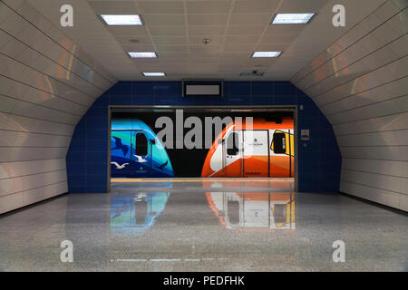 Istanbul, Turchia - 11 Agosto 2018 : metropolitana treno carri presso il Kadikoy Istanbul. Ci sono delle belle riflessioni del treno. Foto Stock