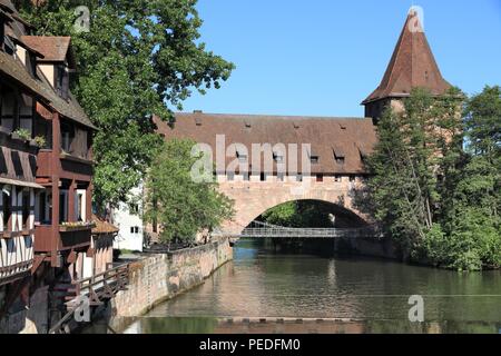 La città di Norimberga, Germania - Schlayerturm torre medievale e Kettensteg (Chain Bridge). Foto Stock