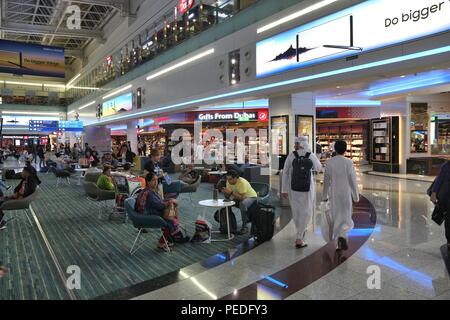 DUBAI, Emirati Arabi Uniti - 23 novembre 2017: Passeggeri attendere all'Aeroporto Internazionale di Dubai, Emirati Arabi Uniti. È il terzo aeroporto più trafficato del mondo con Foto Stock