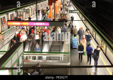 VIENNA - 8 settembre: La stazione Metro e distributori automatici di biglietti su settembre 8, 2011 a Vienna. Con 534m di passeggeri annuali (2010), Vienna. U-Bahn è ventesimo la Foto Stock