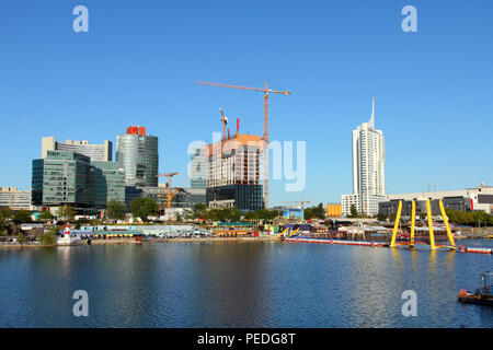 Vienna, Austria - Donau City distretto. Il grattacielo moderno skyline. Foto Stock