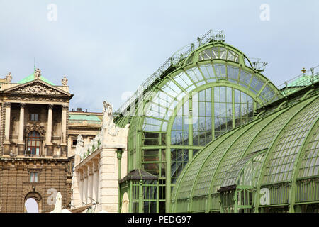 Vienna, Austria - Palazzo di Hofburg e Serra Butterfly (Schmetterlinghaus). Il centro storico è un sito Patrimonio Mondiale dell'UNESCO. Foto Stock