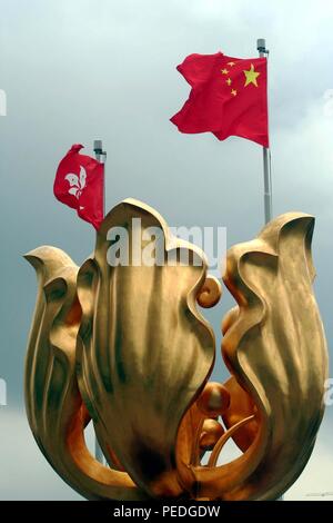 Golden Bauhinia, scultura di Golden Bauhinia Square, Expo Promenade, Isola di Hong Kong. Hong Kong Foto Stock