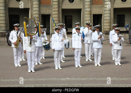 Stoccolma - 1 giugno: Royal Navy svedese Cadet Band eseguendo il 1 giugno 2010 a Stoccolma, Svezia. Le prestazioni durante il famoso Cambio della guardia gat Foto Stock