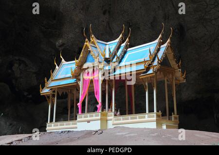 Khao Sam Roi Yot National Park, Thailandia, Sud-est asiatico - famoso Royal Pavilion di Phraya Nakhon grotta. Foto Stock