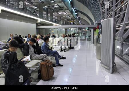 BANGKOK, Tailandia - 25 dicembre 2013: viaggiatori attendere all'Aeroporto Suvarnabhumi di Bangkok. È la quattordicesima aeroporto più trafficato del mondo (53 milioni di pass Foto Stock