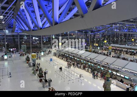 BANGKOK, Tailandia - 25 dicembre 2013: viaggiatori attendere all'Aeroporto Suvarnabhumi di Bangkok. È la quattordicesima aeroporto più trafficato del mondo (53 milioni di pass Foto Stock