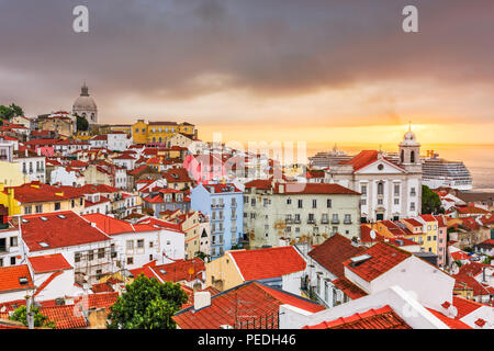 Lisbona, Portogallo skyline della città oltre il quartiere di Alfama. Foto Stock