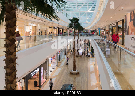 Fuengirola, Costa del Sol, provincia di Malaga, Andalusia, Spagna meridionale. Miramar shopping centre. Interno. Foto Stock