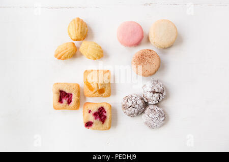 Una divertente selezione di torte e pasticcini stabilite nei modelli e isolate su uno sfondo bianco Foto Stock