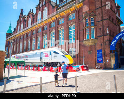 Hitachi Azuma locomotiva al di fuori della Discovery Museum in Newcastle upon Tyne. Foto Stock