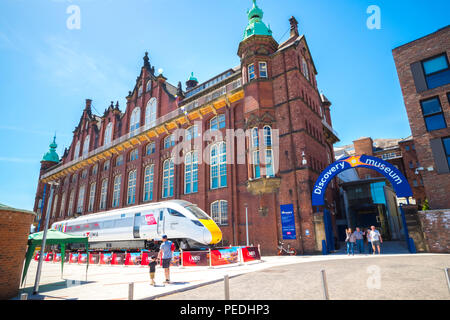 Hitachi Azuma locomotiva al di fuori della Discovery Museum in Newcastle upon Tyne. Foto Stock