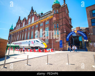 Hitachi Azuma locomotiva al di fuori della Discovery Museum in Newcastle upon Tyne. Foto Stock