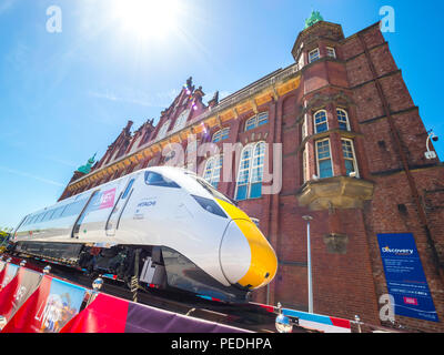 Hitachi Azuma locomotiva al di fuori della Discovery Museum in Newcastle upon Tyne. Foto Stock