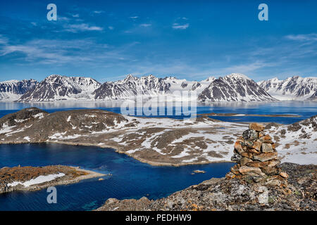 Arctic panorama visto da Virgohamna, Svalbard o Spitsbergen, Europa Foto Stock