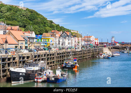 Porto di Scarborough con barche da pesca e porticciolo nella baia meridionale di Scarborough Regno Unito Yorkshire nord yorkshire scarborough inghilterra regno unito gb europa Foto Stock