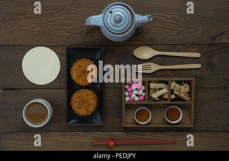 Table top visualizza immagine aerea di decorazioni luna cinese Festival del concetto di sfondo.Flat laici pasto fondamentale impostare per la pausa caffè di torta dolce & tea w Foto Stock