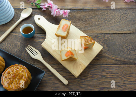 Chiudere l immagine di cibo Decorazioni dessert luna cinese Festival del concetto di sfondo.Food & Drink di pasto impostare cake & cup tep e fiore rosa sul moderno Foto Stock