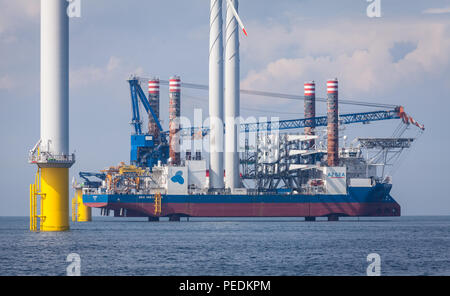 Costruzione offshore di sollevare con un martinetto la nave, Mare Installer, l'installazione di turbine eoliche sulla banca di Gara Offshore Wind Farm durante la costruzione nel 2017 Foto Stock