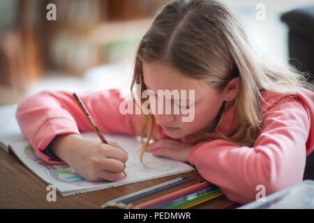 Ragazza giovane la colorazione di colorazione in libro Foto Stock