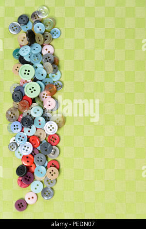 Colore pulsanti di piccole dimensioni su uno sfondo verde 2018 Foto Stock